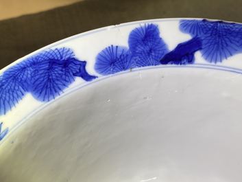 Een Chinese blauw-witte 'Drie vrienden van de winter' kom, Kangxi merk en periode